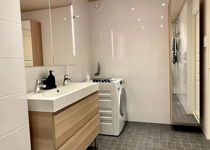 2 Bedroom W/ Balcony, Wifi, Parking