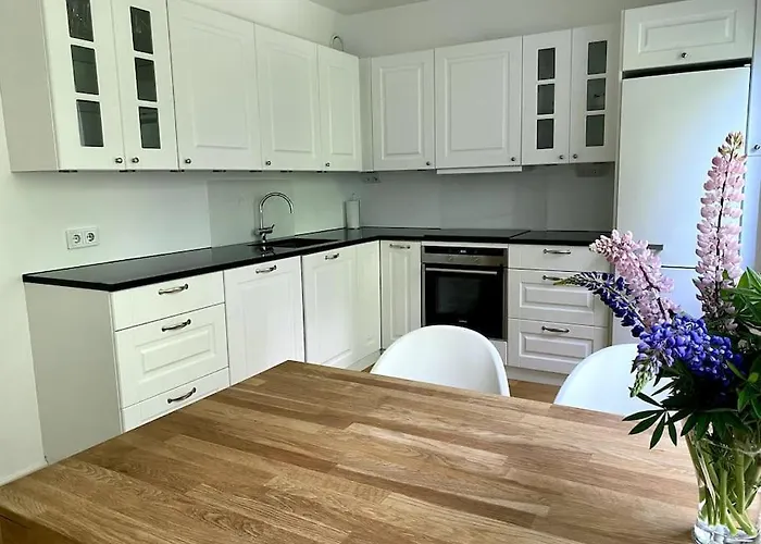 شقة 2 Bedroom W/ Balcony, Wifi, Parking